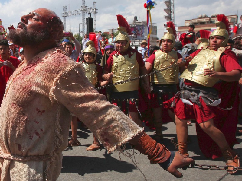 In Mexiko-Stadt zieht der festliche Passionszug zur Erinnerung an die Leiden Christi durch den Ortsteil Iztapalapa. Die Passionsspiele in Mexiko entstanden nach einer Cholera-Epidemie in der ersten Hälfte des 19. Jahrhunderts.