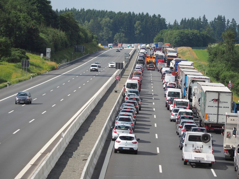 Auf der Fahrbahn stauten sich die Fahrzeuge.