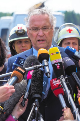 Auch der bayerische Innenminister Joachim Herrmann (CSU) äußerte sich vor Ort auf der A9 mit Bestürzung gegenüber der Presse.