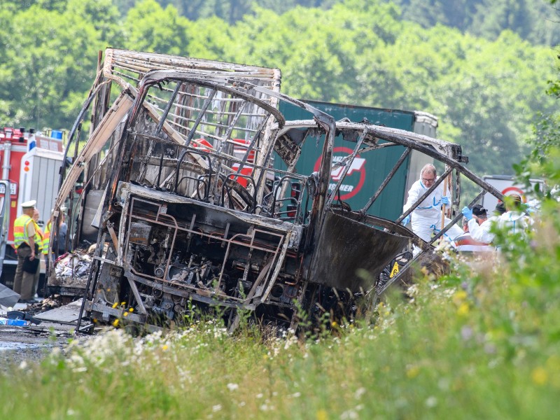 Nur noch ein ausgebranntes Gerippe des verunglückten Reisebusses ist übrig geblieben. 