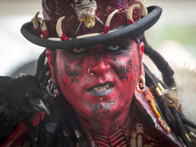 Bunt und großflächig: Ein tätowierter Mann besuchte die „International Tattoo Convention“ in London (Großbritannien). Wir zeigen die Highlights der Messe. 