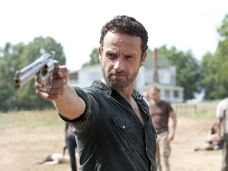 Andrew Lincoln kassiert 90.000 Dollar pro Serienfolge. Ein echtes Schnäppchen für den Sender AMC. Für seine Hauptrolle in der extrem erfolgreichen Zombieserie „The Walking Dead“ bekommt Hauptdarsteller Andrew Lincoln laut „Forbes“ keine dreistellige Summe. Wir zeigen, was die Serienstars pro Folge verdienen. 