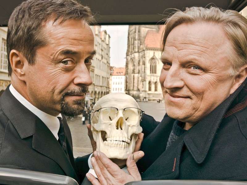 Seit 2002 ermitteln für den WDR am Tatort Münster Kriminalhauptkommissar Frank Thiel (Axel Prahl, r.) und Gerichtsmediziner Professor Karl-Friedrich Boerne (Jan Josef Liefers). Jede Stadt ist anders, jedes Ermittlerteam ebenso: Unsere Fotostrecke zeigt die Ermittlerteams der meistgeguckten deutschen Krimireihe. 