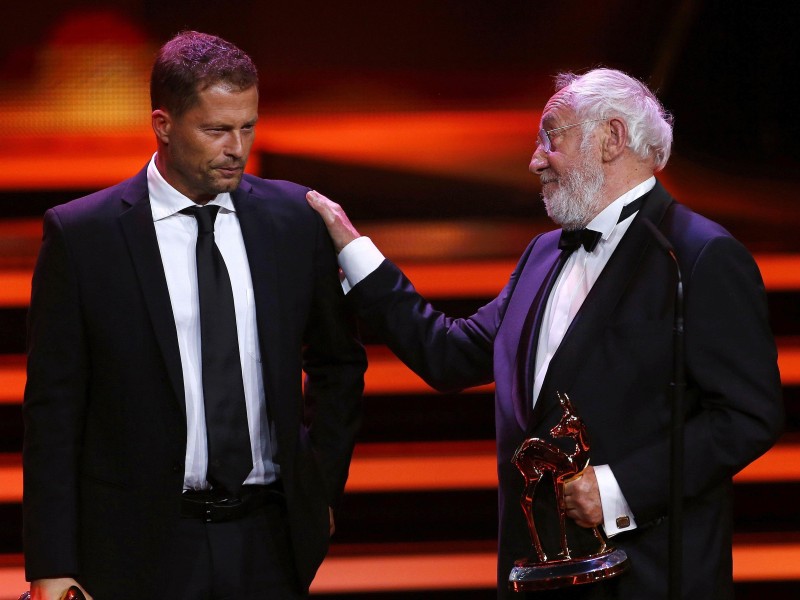 Mit dem Ehrenpreis der Jury wurde auch Til Schweiger (l.) ausgezeichnet: Schweiger produzierte „Honig im Kopf“ und führte Regie. In seiner Rede dankte er vielen Menschen – nur seinem Hauptdarsteller Hallervorden nicht.