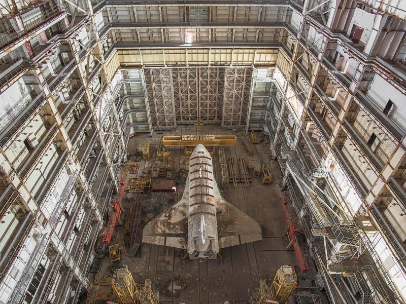 Vor der Buran ein Tor, durch das sie nie gefahren wurde. Eckell konnte durch die Halle spazieren, Fotos aus verschiedenen Höhen machen.