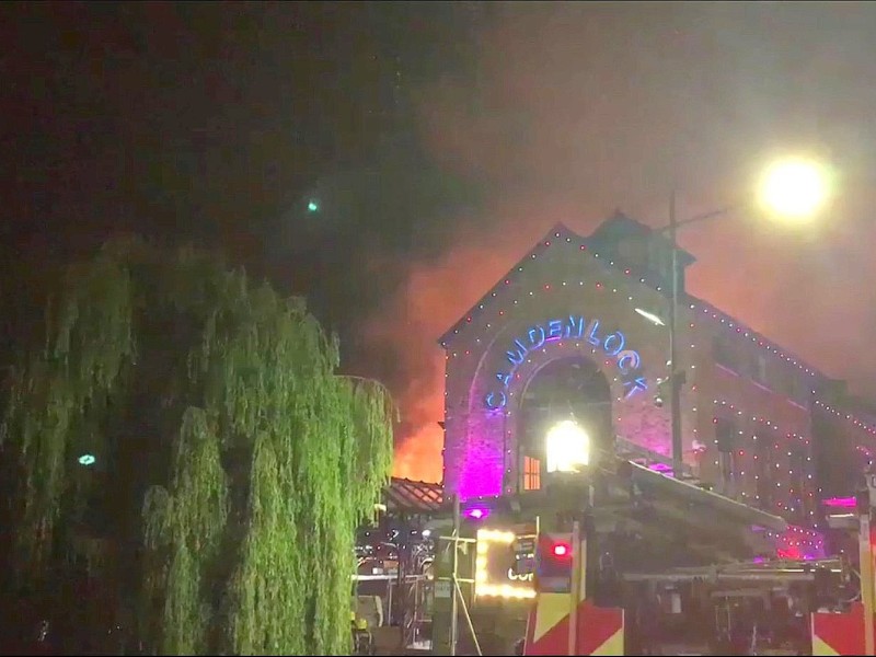 Im bekannten Londoner Camden Lock Market hat es in der Nacht zu Montag einen Großbrand gegeben. 