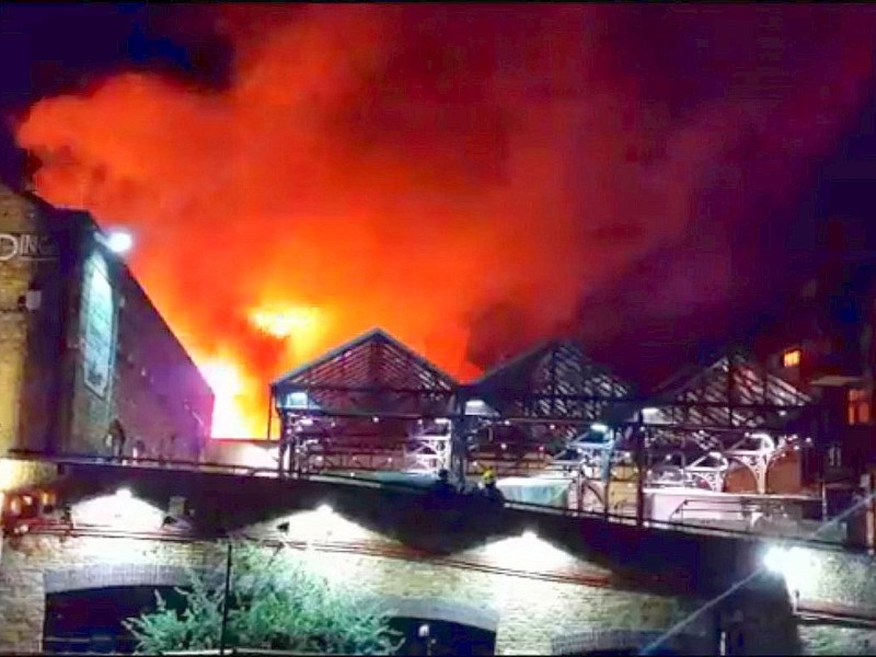 Das Feuer brach in einer Markthalle im Camden Lock Market aus, der erste, zweite und dritte Stock sowie das Dach des Gebäudes brannten. 