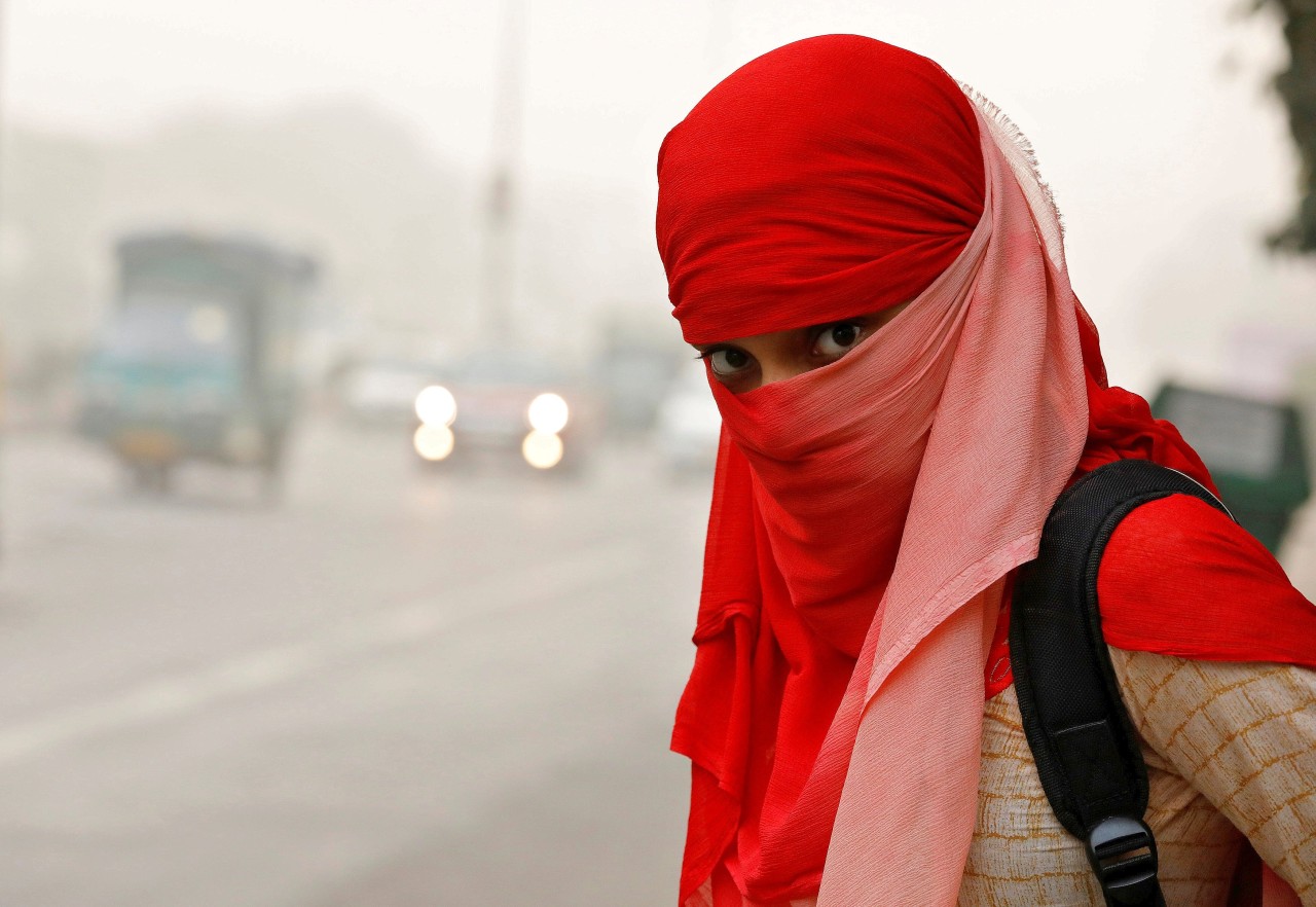 Die Menschen in Neu Delhi gehen kaum noch ohne Atemschutz auf die Straßen.