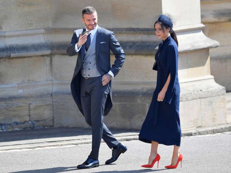 Ganz in Schwarz, dennoch gut gelaunt. David und Victoria Beckham