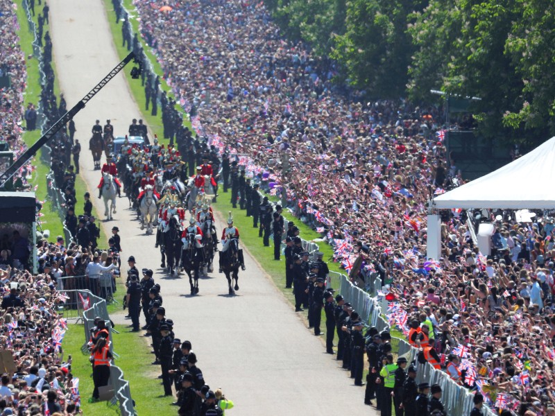 Die Karawane zieht zurück in Richtung Windsor Castle, nachdem das Paar durch die Stadt kutschiert wurde.