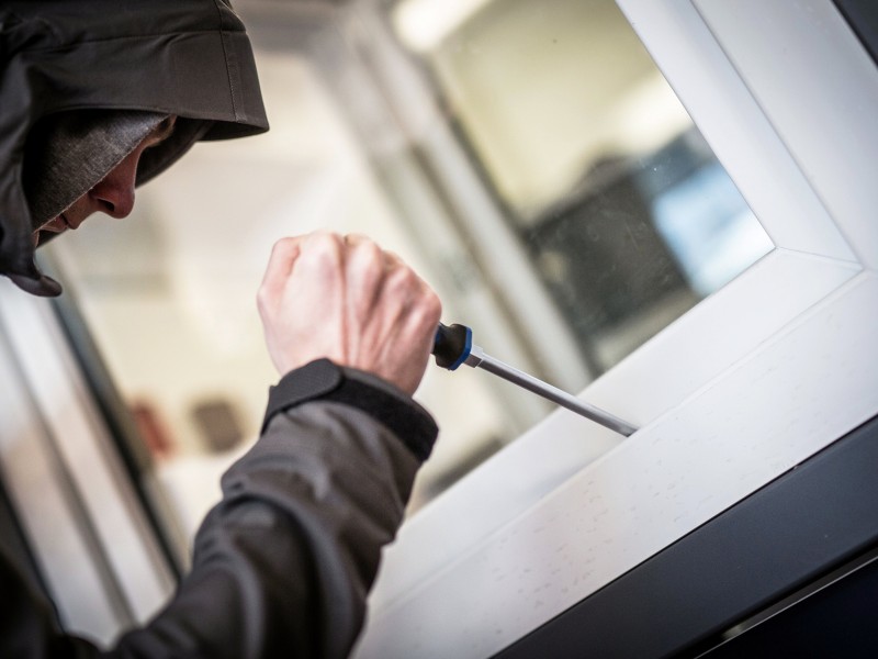 Anfang Dezember 2019: Ein 23 Jahre alter Mann aus Essen hätte vor seinem Einbruch ein kleines Nickerchen halten sollen. Denn nachdem er das Schaufenster eines Ladenlokals eingeschlagen hatte, schlief er vor dem Tresor ein. Ein Verkäufer fand den müden Einbrecher später. Der Schraubenzieher steckte sogar noch in der Tresortür.