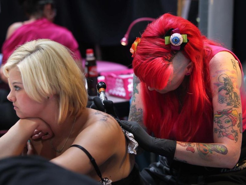 Impression vom ersten Tag der 18. Tattoo- und Piercing-Convention in der Westfalenhalle.