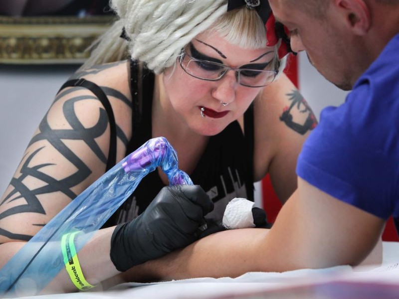 Impression vom ersten Tag der 18. Tattoo- und Piercing-Convention in der Westfalenhalle.