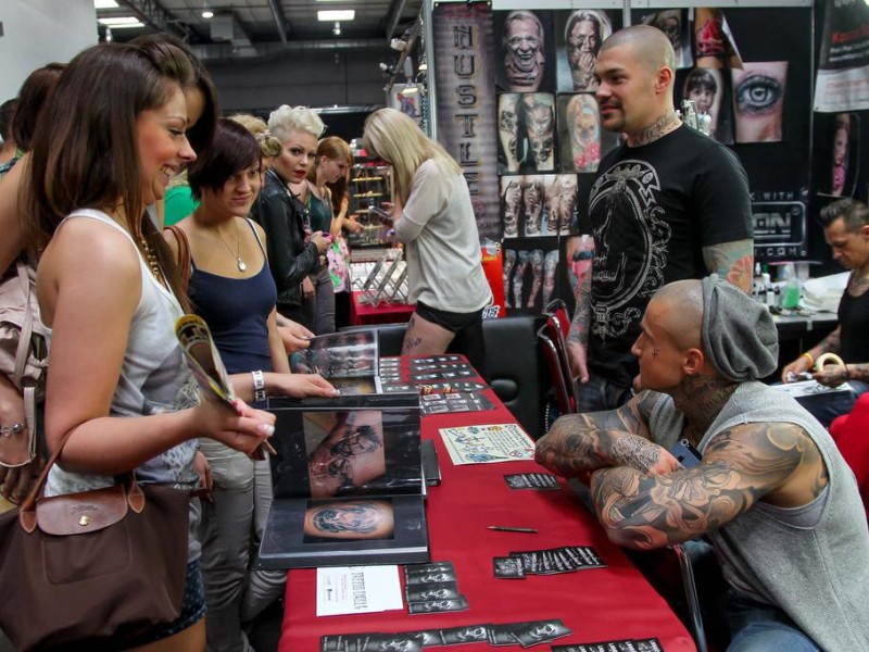 Impression vom ersten Tag der 18. Tattoo- und Piercing-Convention in der Westfalenhalle.