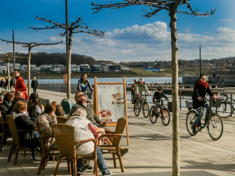 Einige Familien haben die Fahrräder aus dem Winterschlaf geholt und nutzen das gute Wetter für gemeinsame Ausflüge.