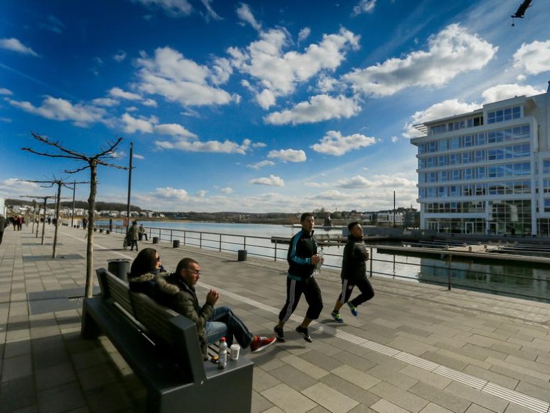 Die Mittagspause wurde von vielen bereits an die See-Promenade verlagert.