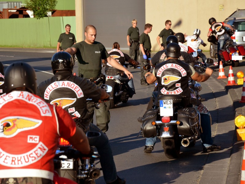 Mit einem Gruppenfoto vor dem Clubhaus des Satudarah MC in Rheinhausen wollen am 15. Juni etwa 100 Hells Angels die rivalisierende Rockergang provozieren. Als die Polizei von dem Gruppenfoto Wind bekommt, schickt sie ein Großaufgebot nach Rheinhausen. Einer der Onepercenter hätte beinahe noch eine Polizistin über den Haufen gefahren. 