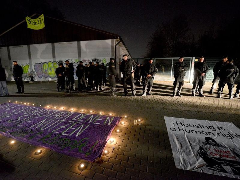 Die Einsatzkräfte nahmen vor Ort zehn Menschen fest und räumten das Umfeld des Gebäudes.