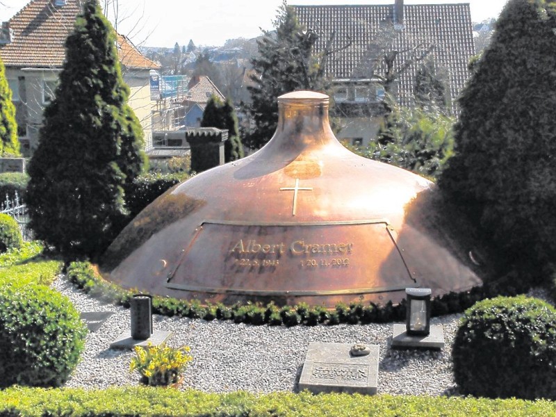 Außergewöhnliches Grabmal auf dem Warsteiner Friedhof: Die Gestaltung seiner Ruhestätte mit einem Kupferkessel hatte sich der verstorbene Brauerei-Chef Albert Cramer schon zu Lebzeiten gewünscht.