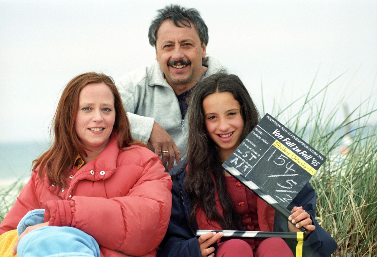 Die Schauspieler Wolfgang Stumph als Wilfried Stubbe, Marie Gruber (l.) als Familienmutter Caroline Stubbe und Stephanie Stumph (r.) als Tochter Christiane bei Dreharbeiten für die ZDF-Serie „Stubbe - Von Fall zu Fall“ am Strand von Prerow.