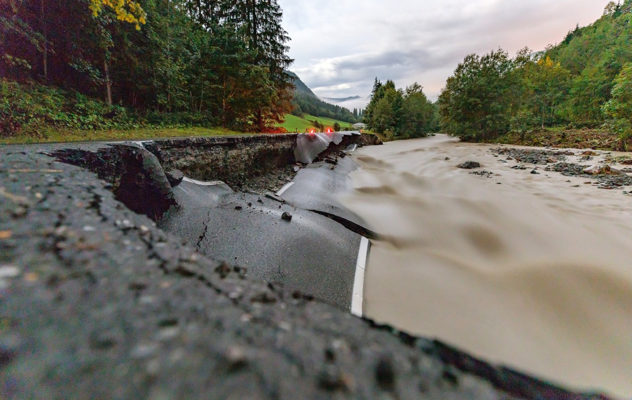 Saalbach-Hinterglemm bei Salzburg: Nach dem Unwetter vom Donnerstagabend ist unter anderem eine Straße komplett abgesackt.