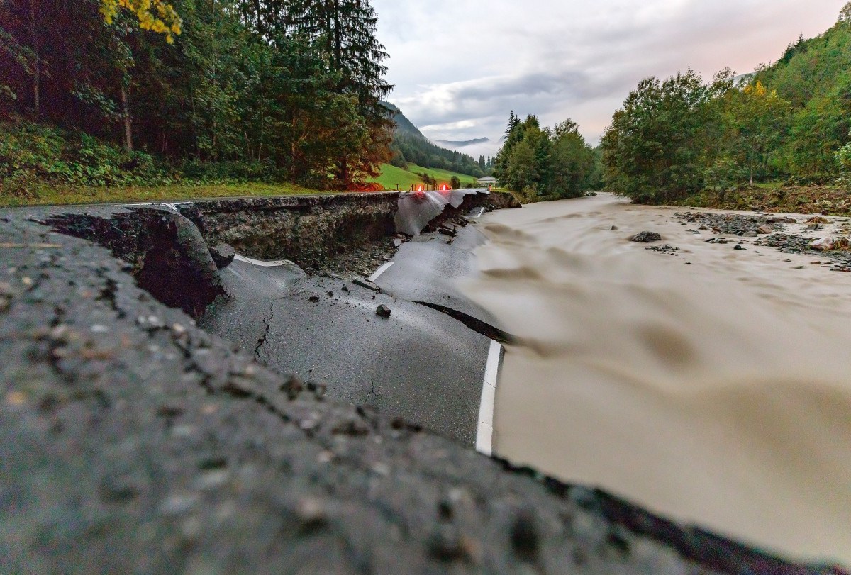 Saalbach-Hinterglemm bei Salzburg: Nach dem Unwetter vom Donnerstagabend ist unter anderem eine Straße komplett abgesackt.