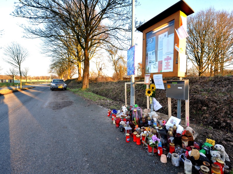 ...ist ein 45-jähriger dreifacher Familienvater. Auf einem Parkplatz bei Grefrath haben Betroffene eine Gedenkstätte für den Zehnjährigen eingerichtet.