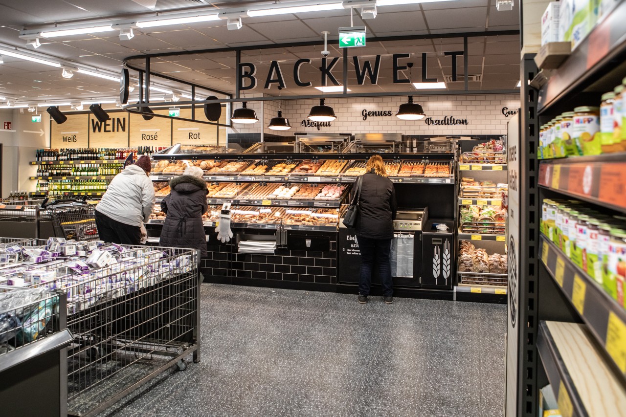 Bei Aldi liegen an der Brötchen- und Brottheke immer auch Tüten aus. (Symbolbild)