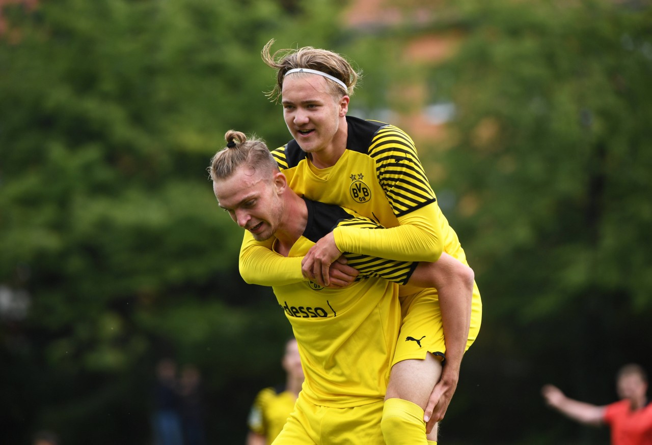 Bradley Fink und Julian Rijkhoff (r.) sind die besten Torschützen im BVB-Nachwuchs.