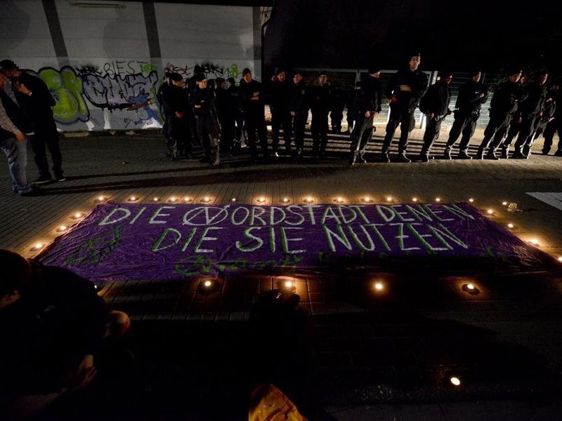 Die Einsatzkräfte nahmen vor Ort zehn Menschen fest und räumten das Umfeld des Gebäudes.