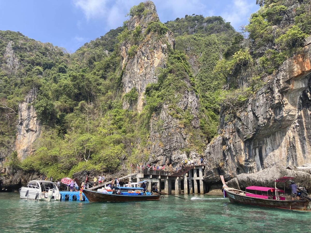 Die Boote ankern jetzt auf der anderen Seite von Phi Phi Leh. Von dort müssen Besucher zu Fuß über Holzstege zur Maya Bay laufen.