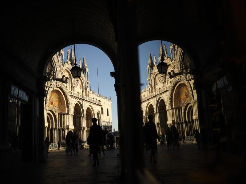 Die italienische Lagunen-Stadt Venedig will bis zum Sommer Touristen verpflichten, ihren Ausflug in die Altstadt zu reservieren.