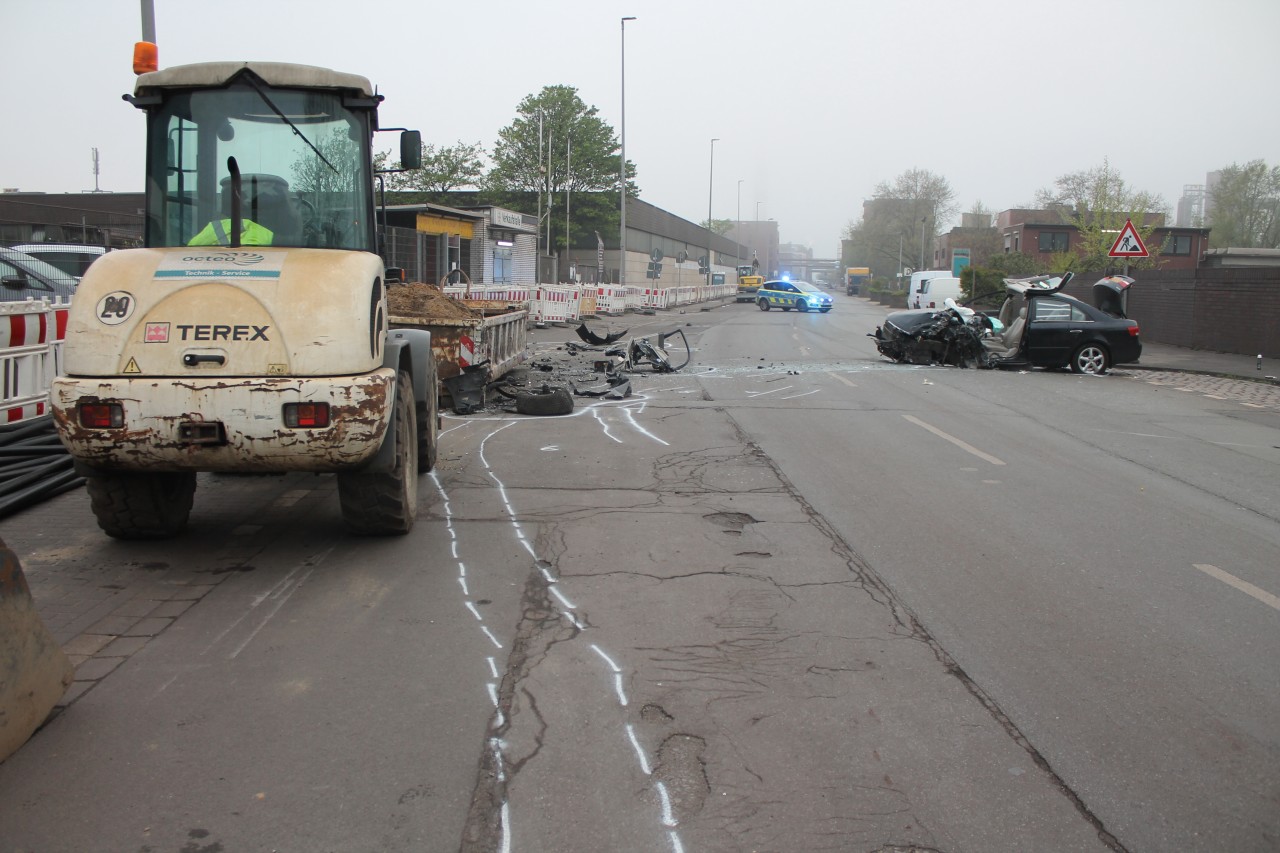 Der Wagen krachte in eine Baustelle in Duisburg.