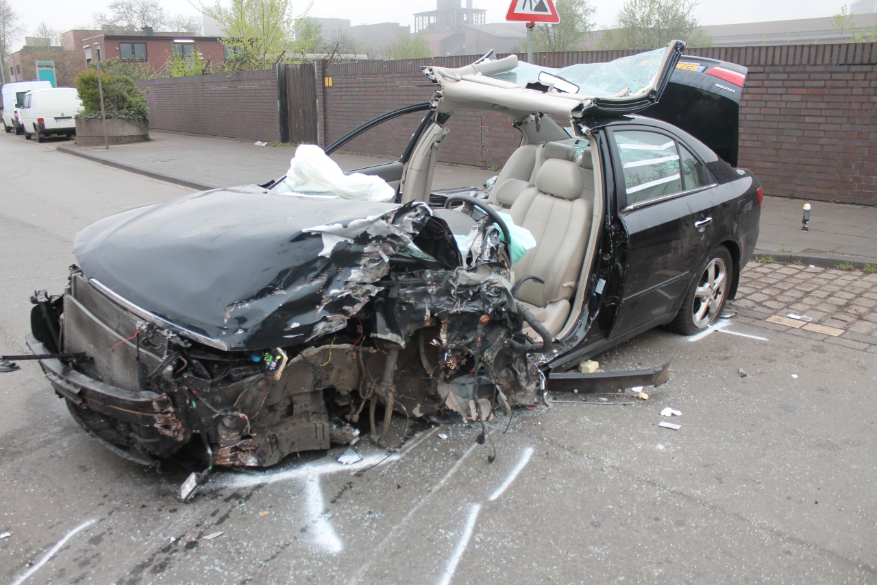 Die Feuewehr Duisburg musste den Fahrer aus diesem Wrack befreien.