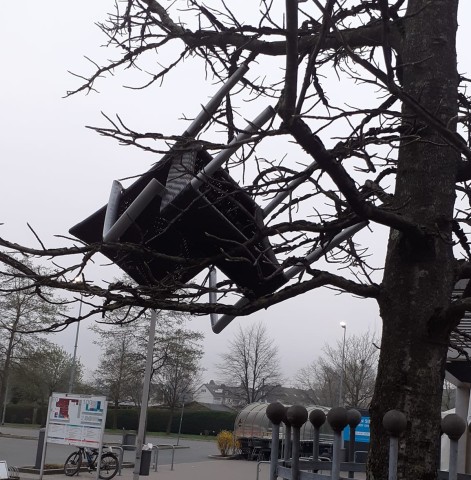 Dieser Stuhl neben Edeka in Essen lernte unfreiwillig fliegen., Sitzplatz mit Aussicht neben Edeka in Essen., Ist das Kunst oder kann das weg?