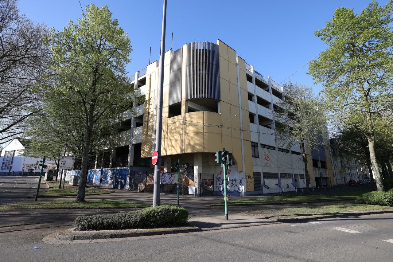 Das Auto stürzte vom Dach dieses Parkhauses in Essen in die Tiefe.