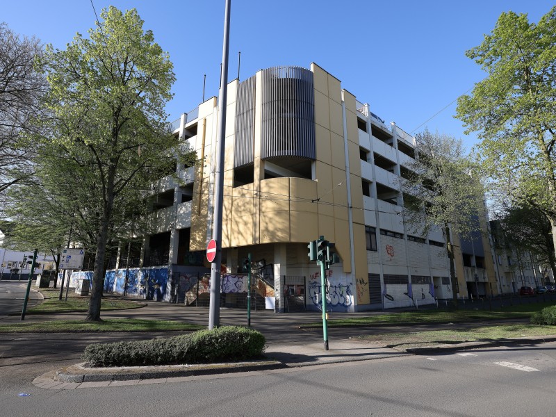 Der Wagen war vom Dach dieses Parkhauses in Essen in die Tiefe gestürzt.