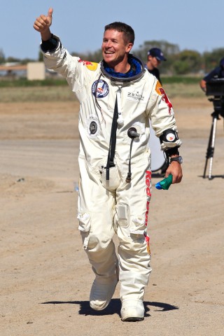 Daumen hoch! Felix Baumgartner gelingt der Rekorsprung.