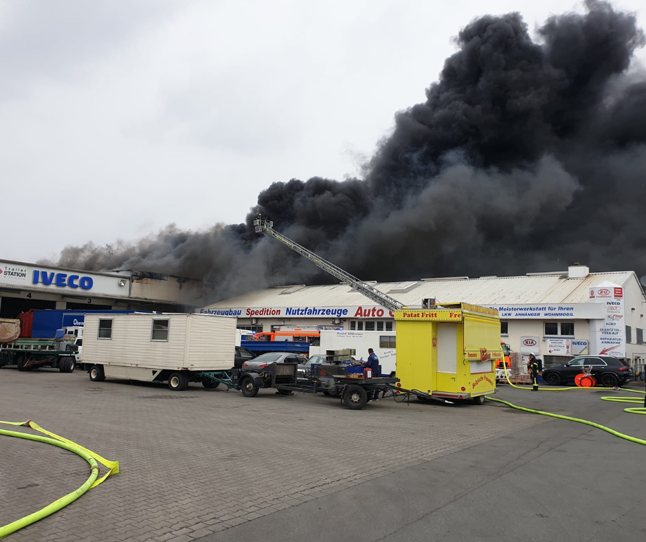 Die Feuerwehr Mülheim kämpft am Montagmorgen gegen eine Brand in einem Gewerbegebiet in Heißen.