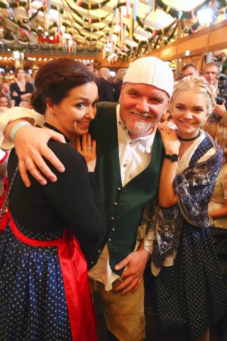 DJ Oetzi brachte seine Frau Sonja und seine Tochter Lisa-Marie mit auf die Wiesn.