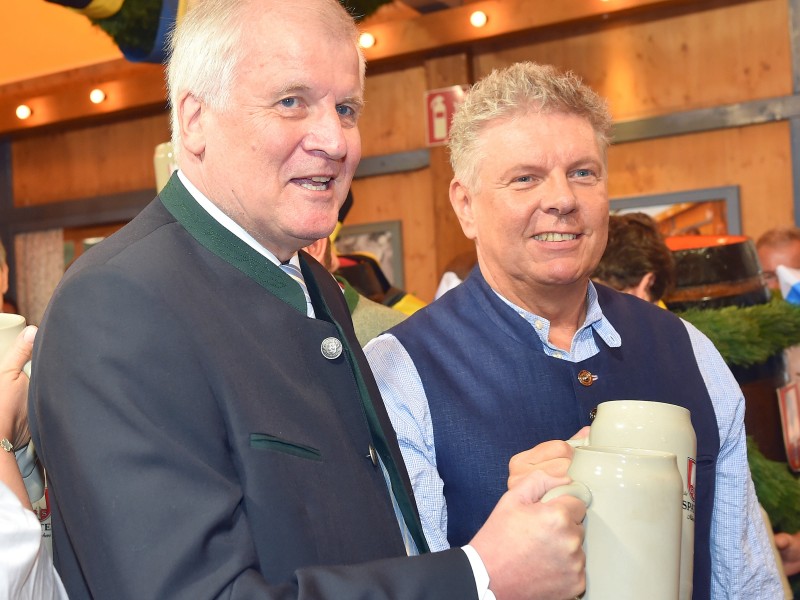 Auch der bayerische Ministerpräsident Horst Seehofer (CSU) ließ sich die Mass Bier bei der Eröffnung des Oktoberfestes nicht nehmen. 