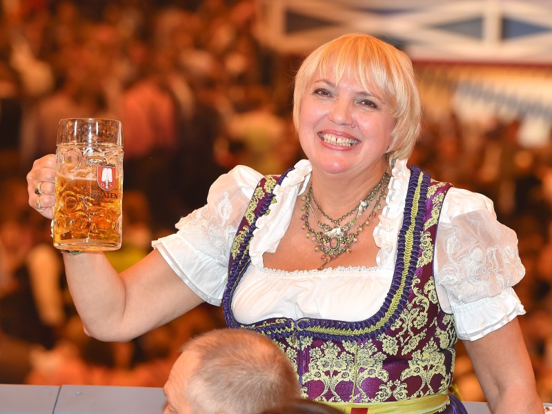 Die Grünen-Politikerin Claudia Roth passend im Dirndl.