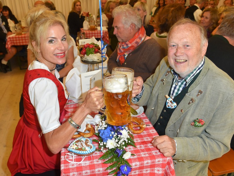 Prost! Filmregisseur Joseph Vilsmaier, der einen Papst-Benedikt-Zweiteiler fürs Fernsehen inszeniert, und seine Lebensgefährtin Birgit Muth. 