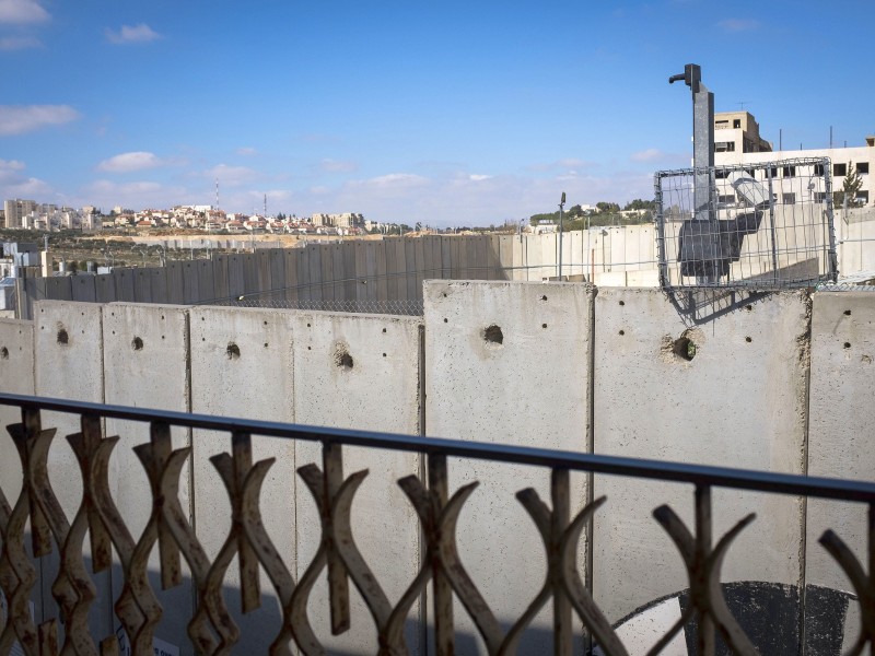 Kritik gab es, weil die Mauer an vielen Stellen weit in das von Israel besetzte Westjordanland hereinreicht.