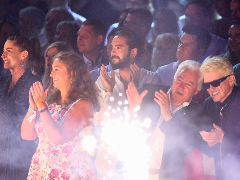 Im Publikum ließen sich zahlreiche Prominente blicken. So der Musiker Tom Kaulitz (Mitte). Er ist der neue Partner von Heidi Klum. Und auch Schlagersänger Heino (rechts) war nach Düsseldorf gekommen.