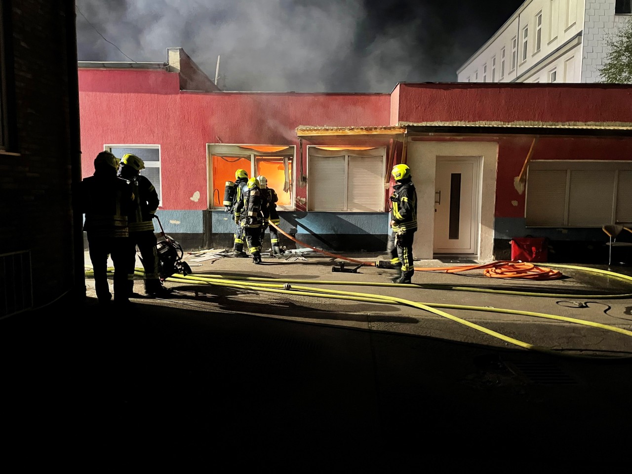 Gelsenkirchen: Teile der Kücheneinrichtung standen bei Eintreffen der Einsatzkräfte in hellen Flammen.