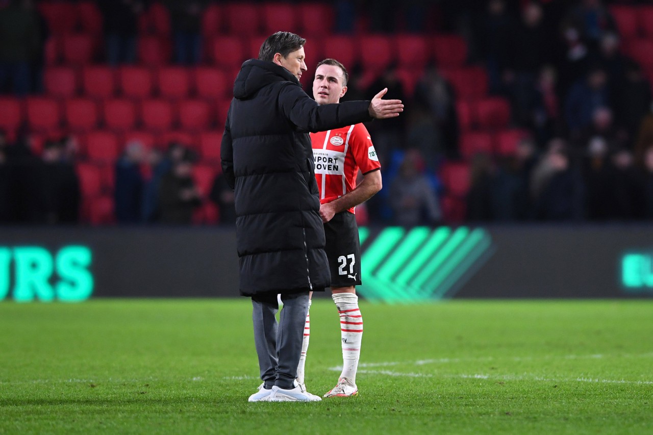 Mario Götze im Gespräch mit Roger Schmidt.