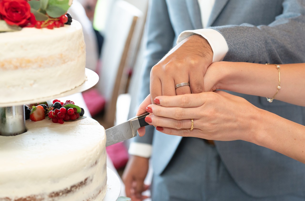 Ein Mann will der Hochzeit seiner Zwillingsschwester fernbleiben. (Symbolbild)