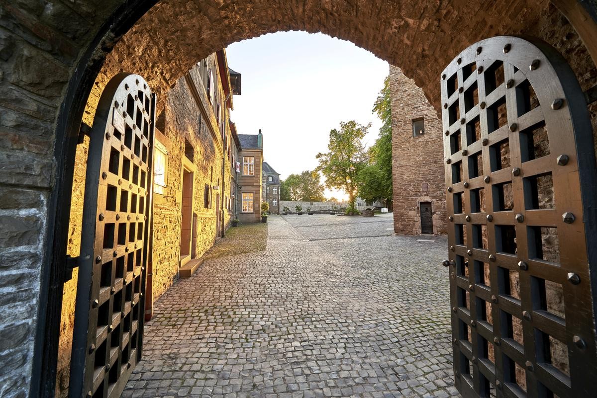 Innenhof von Schloss Broich in Mülheim an der Ruhr - es ist die älteste Burg des Ruhrgebiets.