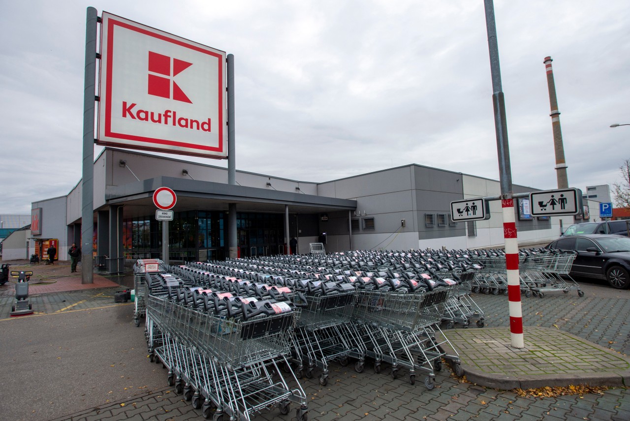 Ein in Kaufland gesichteter, vollbepackter Einkaufswagen sorgt für Diskussion im Netz. (Symbolbild)